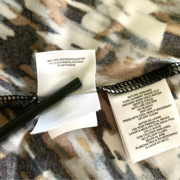 Anne Klein V-neck abstract top - Picture 4 of 7